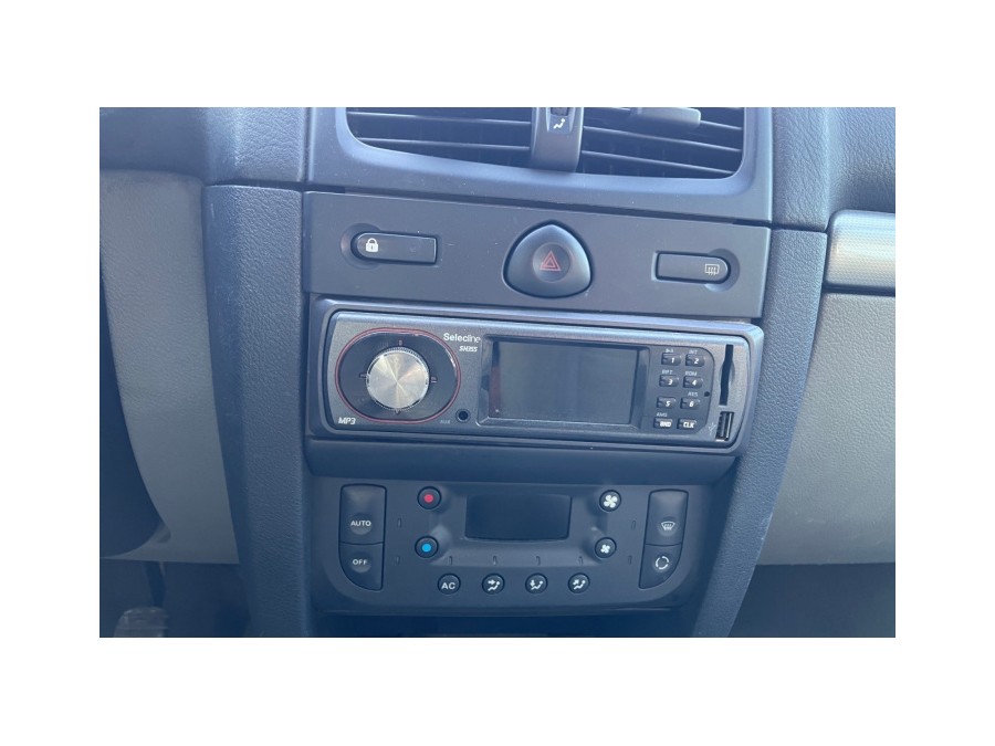 RENAULT d'occasion CLIO PRIVILEGE 1.6 16V de 2003 Nice (06)﻿