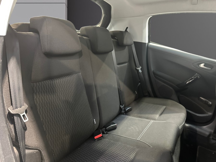 PEUGEOT d'occasion 208 1.2 PURE TECH 82 STYLE de 2017 Lorient (56)﻿