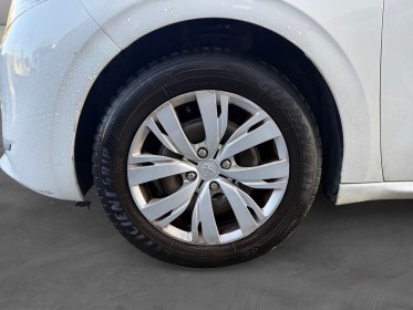 Peugeot 208 style éditions 1.2 essence 82ch distribution faites garantie 12 mois occasion simplicicar toulon ouest...