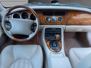 Jaguar xk8 4.0i v8 coupé - bva - française - radio alpina cassettes - cuir - inserts bois occasion simplicicar genevois...