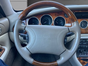 Jaguar xk8 4.0i v8 coupé - bva - française - radio alpina cassettes - cuir - inserts bois occasion simplicicar genevois...