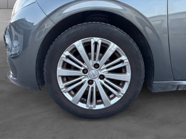 Peugeot 208 110ch bvm5 allure radar de recul  jantes alu carplay clim auto suivi régulier distribution ok garantie 12 mois...