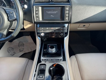 Jaguar xe xe 2.0 d - 180 ch bva prestige caméra de recul sièges électriques gps garantie 24 mois occasion simplicicar...