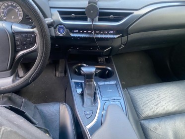 Lexus  ux 250h 2.0 vvt-ie  luxe pack entretien 2 ans inclus siège chauffant garantie 12 mois. occasion paris 17ème...