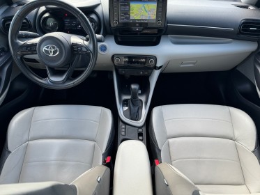 Toyota yaris hybride my21 iconic 116ch carplay toit pano radars av/ar caméra ar garantie 12 mois occasion simplicicar...