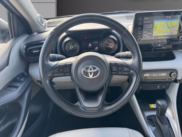 Toyota yaris hybride my21 iconic 116ch carplay toit pano radars av/ar caméra ar garantie 12 mois occasion simplicicar...