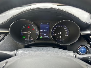 Toyota c-hr hybride my23 1.8l design carplay entretiens complets garantie 12 mois occasion simplicicar le raincy simplicicar...