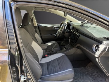 Toyota auris my17 hybride 136h design garantie 12 mois occasion paris 15ème (75) simplicicar simplicibike france