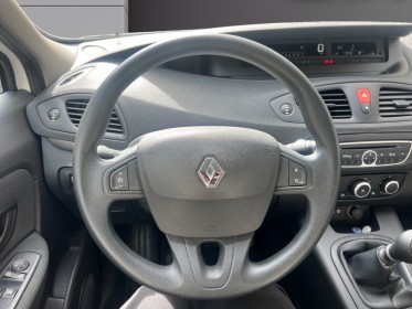 Renault scenic iii 1.6 16v 110ch grand coffre 3 sièges arrière indépendant entretien renault que 30000km au compteur......