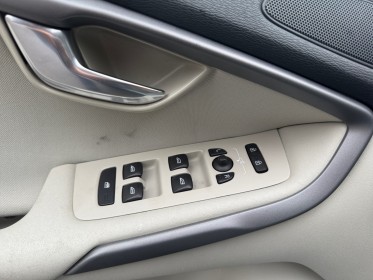 Volvo v40 business d2 120 geartronic 6 momentum business  avec toit panoramique et attelage vehicule suivi  aucun frais a......