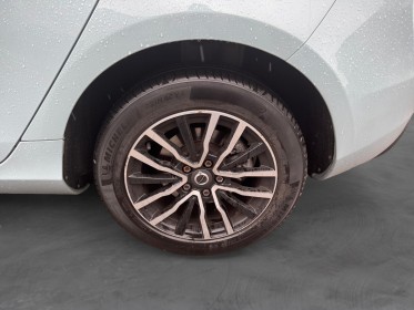 Volvo v40 business d2 120 geartronic 6 momentum business  avec toit panoramique et attelage vehicule suivi  aucun frais a......