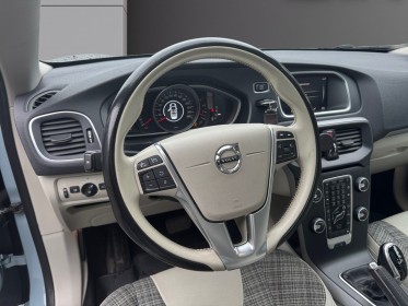 Volvo v40 d2 120 geartronic 6 kinetic cross country toit panoiramique et attelage occasion simplicicar lille  simplicicar...