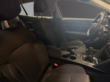 Renault megane iv berline business 1.3 tce 115 essence bvm6 garantie 12 mois occasion simplicicar saint-jean simplicicar...