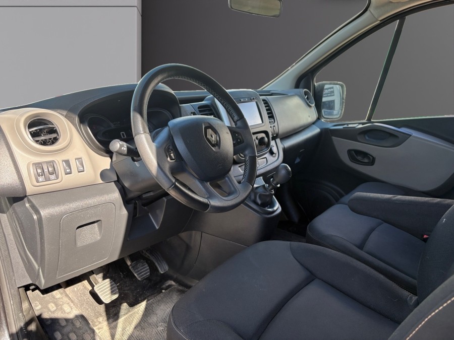 RENAULT d'occasion TRAFIC COMBI L2 1.6 DCI 125 LIFE de 2017 Salon de