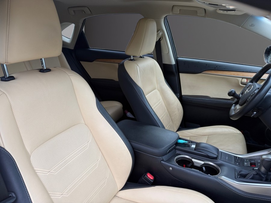 LEXUS d'occasion NX 300H 4WD Executive Auto de 2015 Orleans (45)﻿