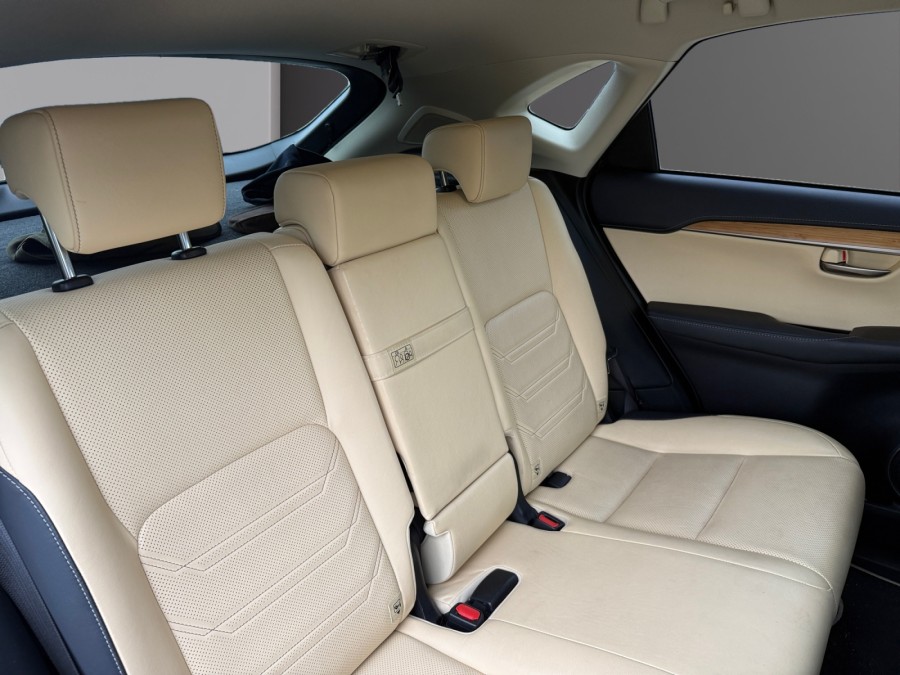 LEXUS d'occasion NX 300H 4WD Executive Auto de 2015 Orleans (45)﻿