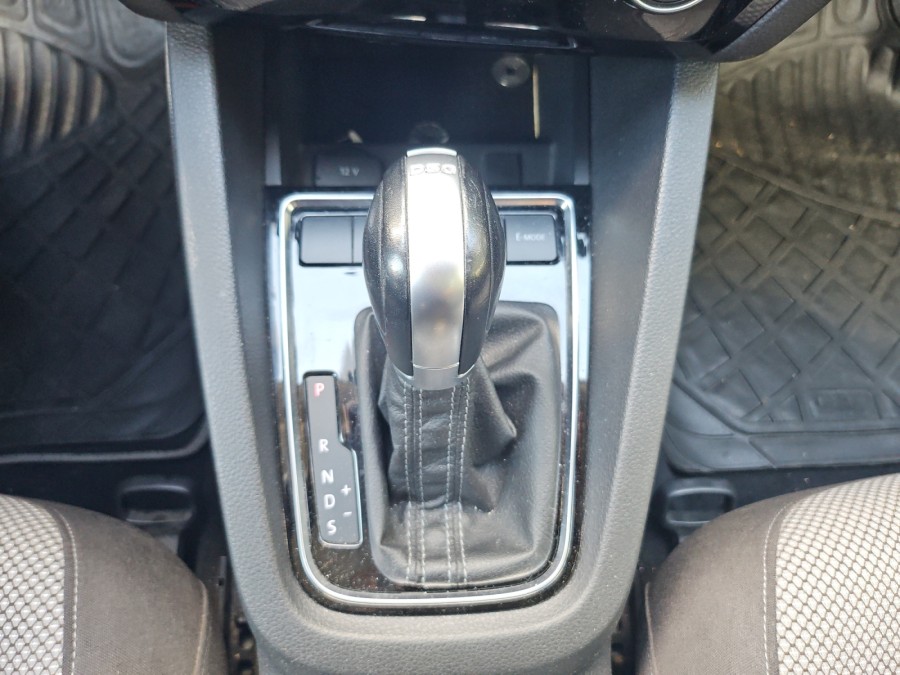 VOLKSWAGEN d'occasion JETTA HYBRID 1.4 TSI CARAT DSG de 2016 Orgeval
