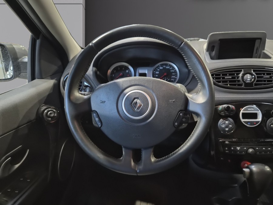 RENAULT d'occasion CLIO XV DE FRANCE 1.6 16V BA de 2011 Fontainebleau
