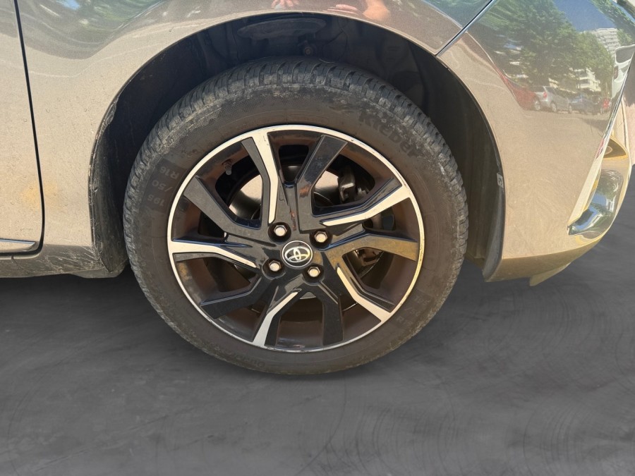 TOYOTA d'occasion YARIS 100H collection de 2018 Cannes (06)﻿