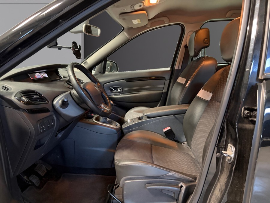 RENAULT d'occasion SCENIC 1.5 DCI 110 LOUNGE de 2015 Fontainebleau