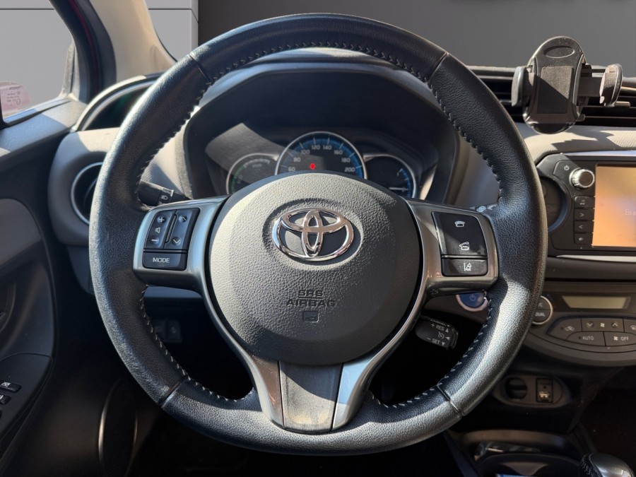 TOYOTA d'occasion YARIS 100H DYNAMIC BUSINESS de 2017 Cannes (06)﻿