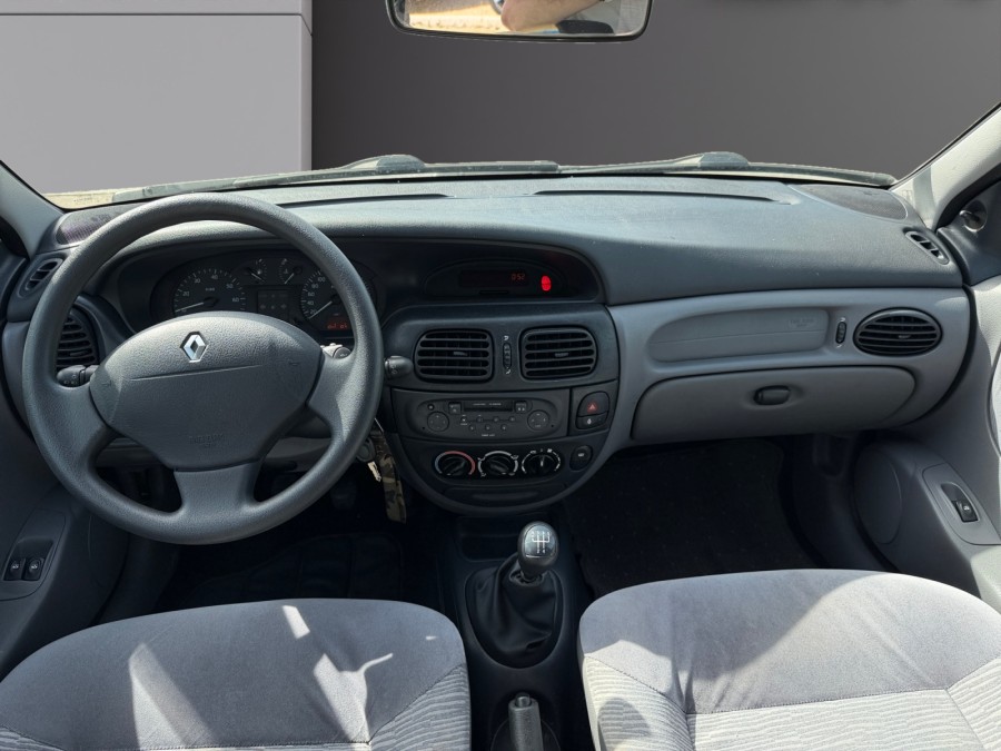 RENAULT d'occasion MEGANE AUTHENTIQUE 1.4 16V de 2001 Orleans (45)﻿