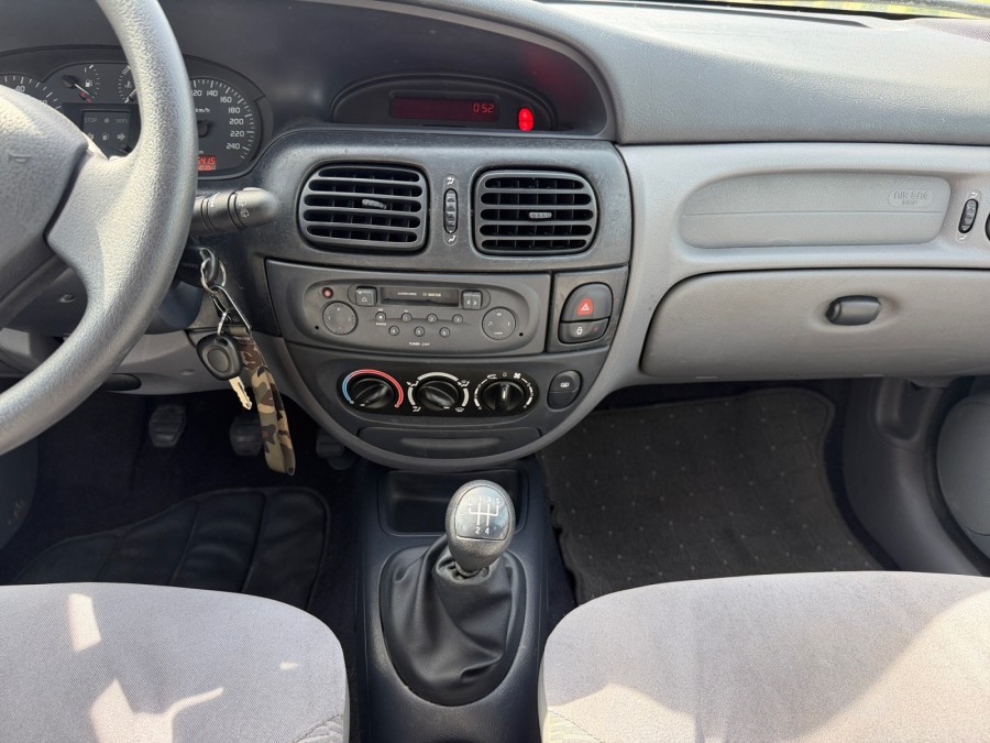 RENAULT d'occasion MEGANE AUTHENTIQUE 1.4 16V de 2001 Orleans (45)﻿