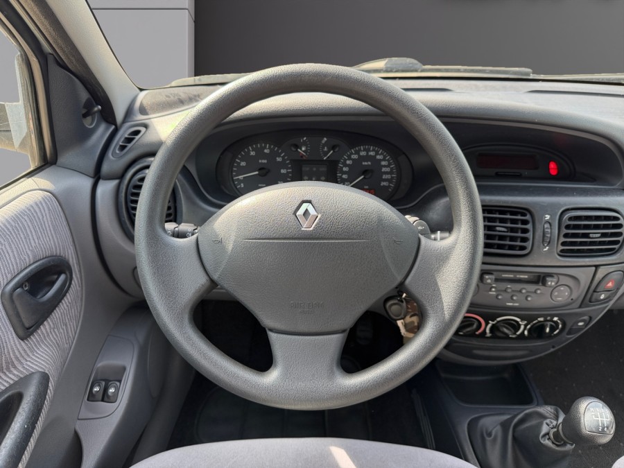 RENAULT d'occasion MEGANE AUTHENTIQUE 1.4 16V de 2001 Orleans (45)﻿