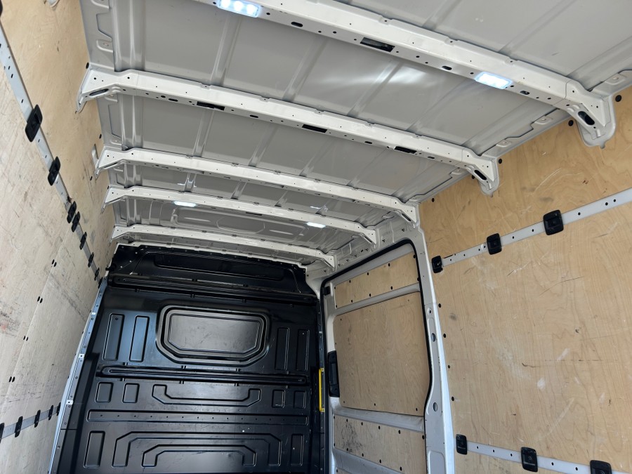 VOLKSWAGEN d'occasion CRAFTER 35 L4H3 2.0 TDI 140 BUSINESS BA de 2021