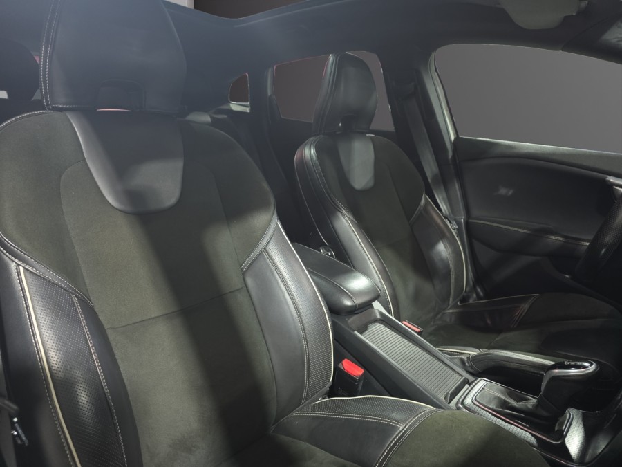 VOLVO d'occasion V40 D2 120 R DESIGN GEARTRONIC de 2017 Meximeux (01)﻿