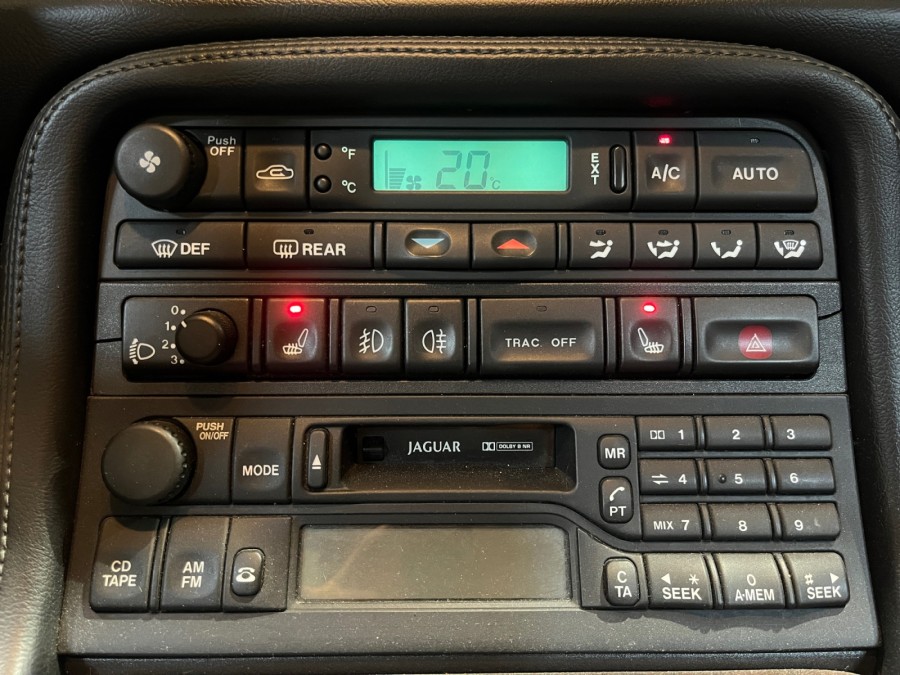JAGUAR d'occasion XK8 4.0 V8 BA de 1999 Fontainebleau (77)﻿