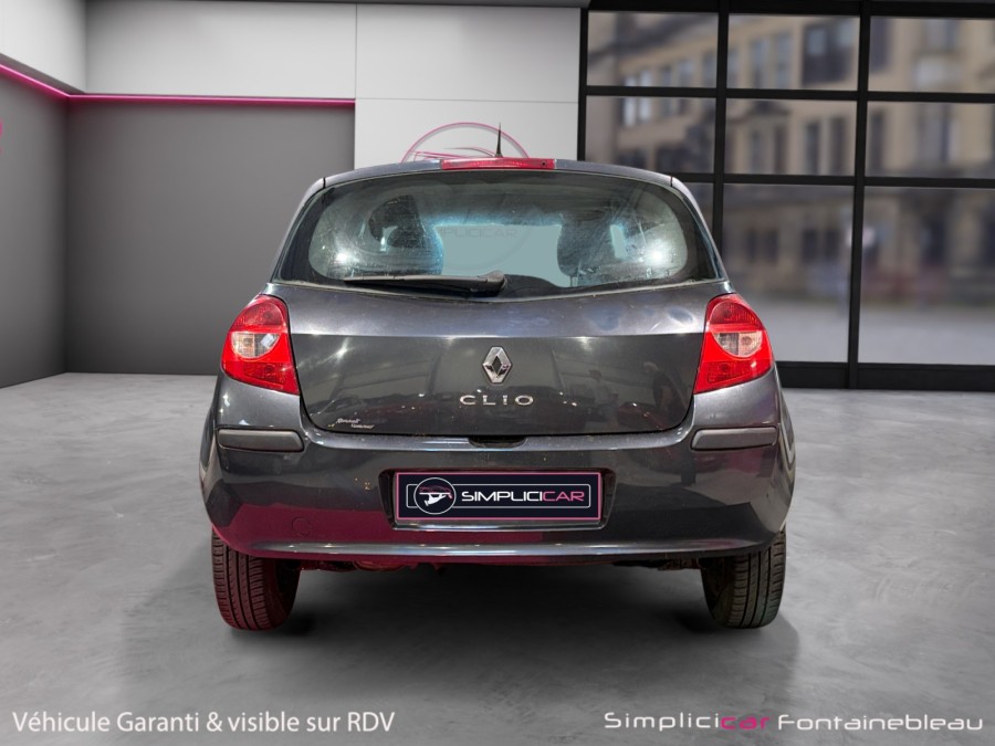 RENAULT d'occasion CLIO III EXPRESSION 1.2 16V de 2008 Fontainebleau