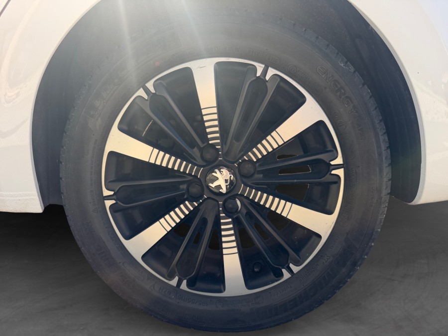 PEUGEOT d'occasion 208 I 1.2 PURE TECH 82 SIGNATURE de 2019 Lyon Nord