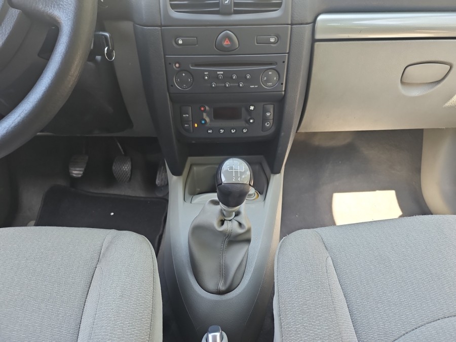 RENAULT d'occasion CLIO II PRIVILEGE 1.6 16V de 2002 Orgeval Verneuil