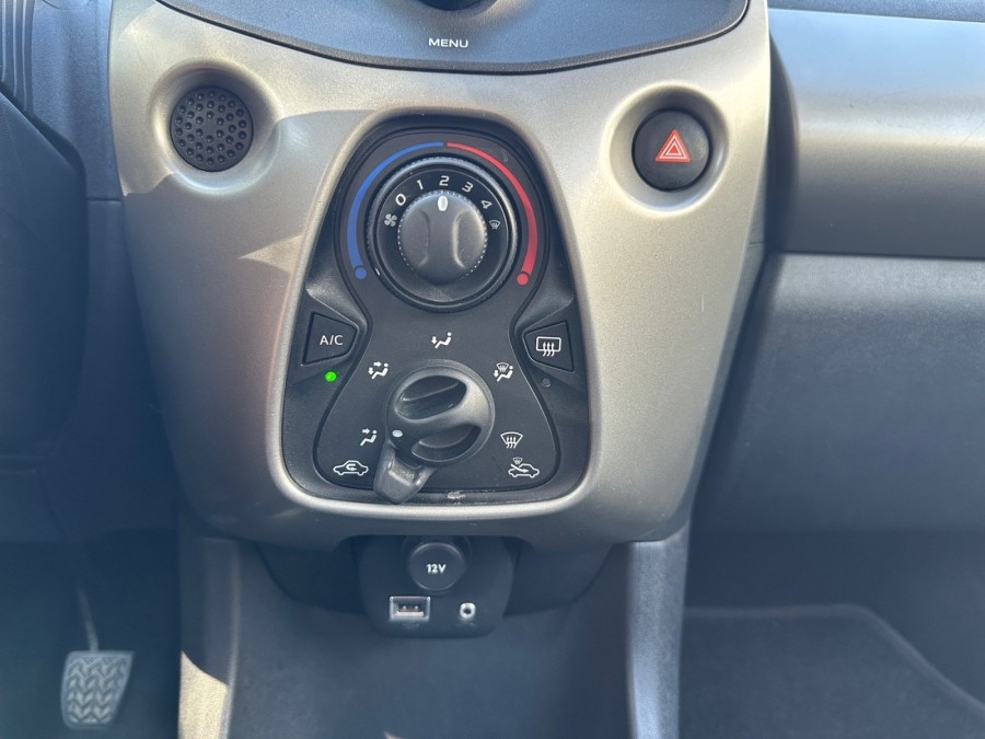 TOYOTA d'occasion AYGO 1.0 VVT-I 72 XPLAY de 2014 Salon de Provence