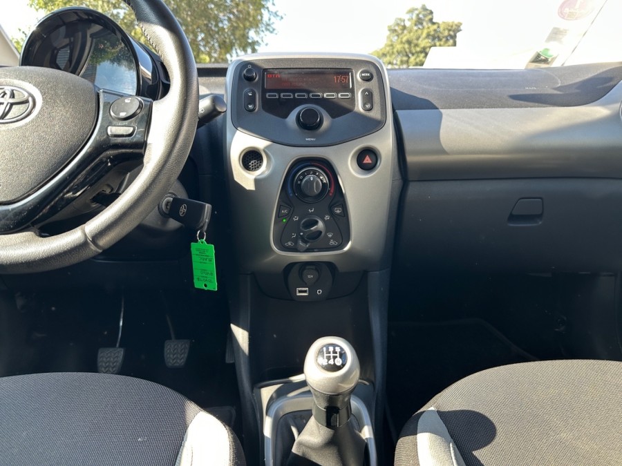 TOYOTA d'occasion AYGO 1.0 VVT-I 72 XPLAY de 2014 Salon de Provence