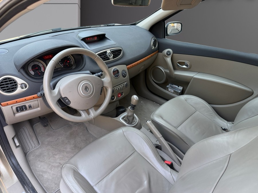RENAULT d'occasion CLIO 1.5 dCi 105 de 2006 Salon de Provence (13)﻿