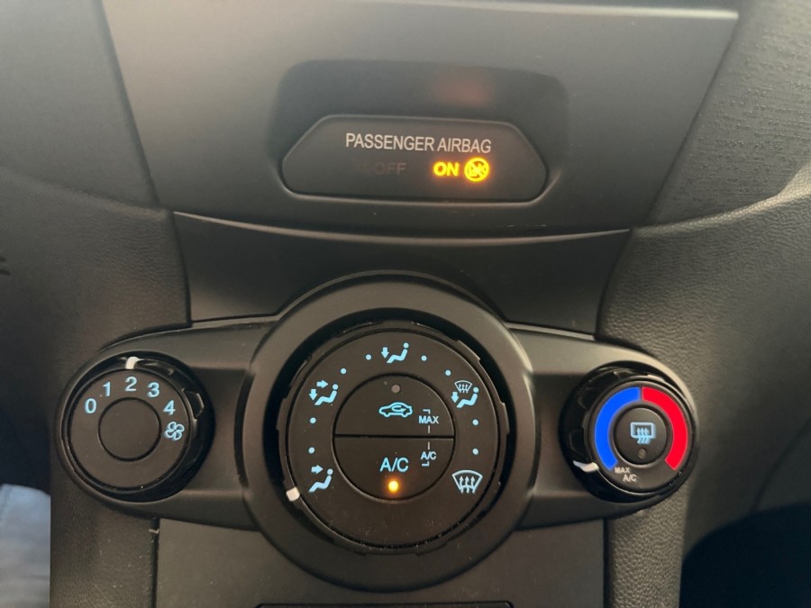 FORD d'occasion FIESTA VI 1000 ECOBOOST 100 POWERSHIFT de 2017 Salon