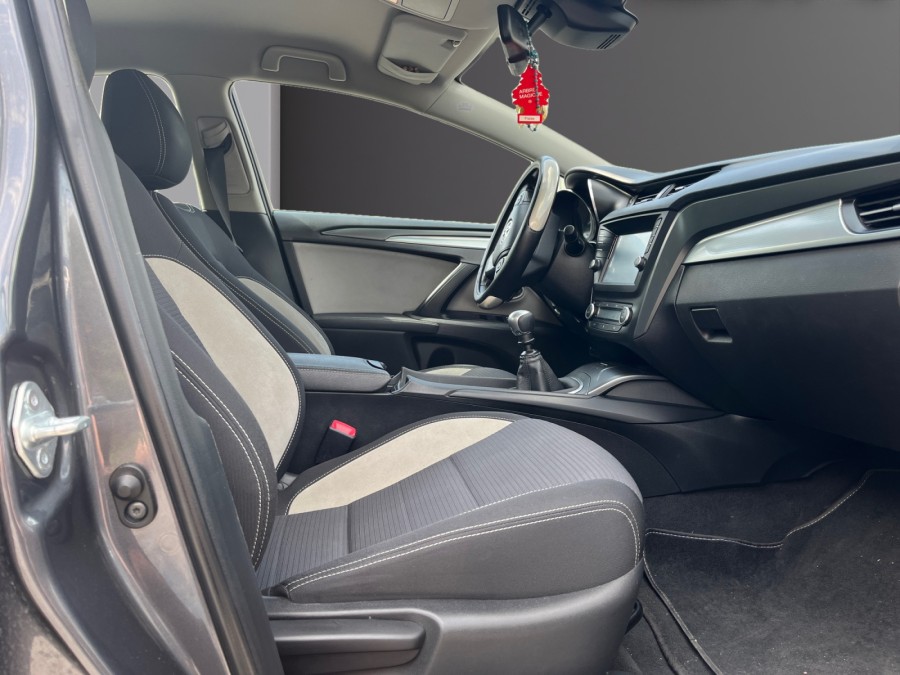 TOYOTA d'occasion AVENSIS A TROIS VOLUMES 2.0 D-4D 143 Dynamic de