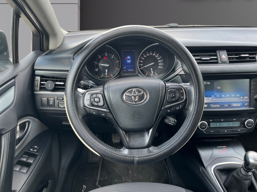 TOYOTA d'occasion AVENSIS A TROIS VOLUMES 2.0 D-4D 143 Dynamic de