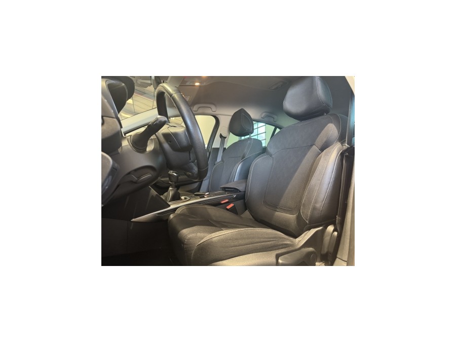 RENAULT d'occasion MEGANE IV BERLINE BICORPS TROIS OU CINQ PORTES