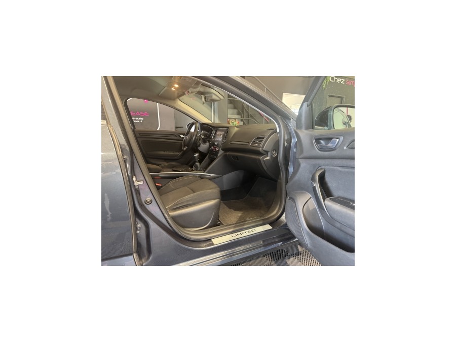 RENAULT d'occasion MEGANE IV BERLINE BICORPS TROIS OU CINQ PORTES