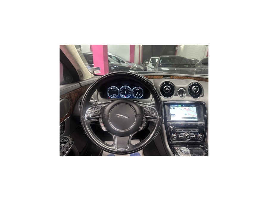 JAGUAR d'occasion XJ 3.0D V6 Portfolio BVA8 de 2015 Villebon Sur