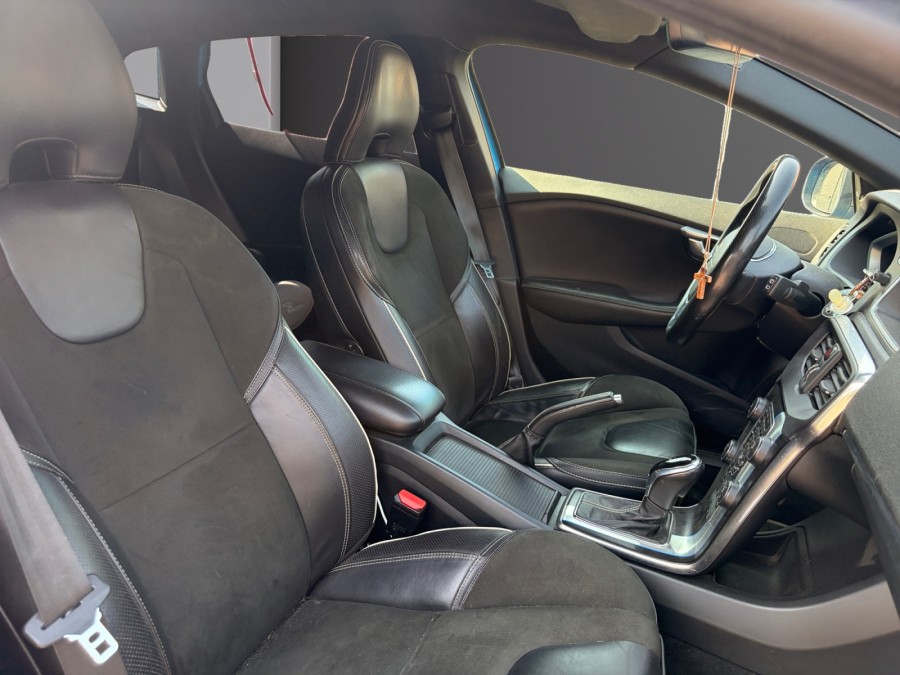 VOLVO d'occasion V40 BERLINE BICORPS TROIS OU CINQ PORTES D4 190