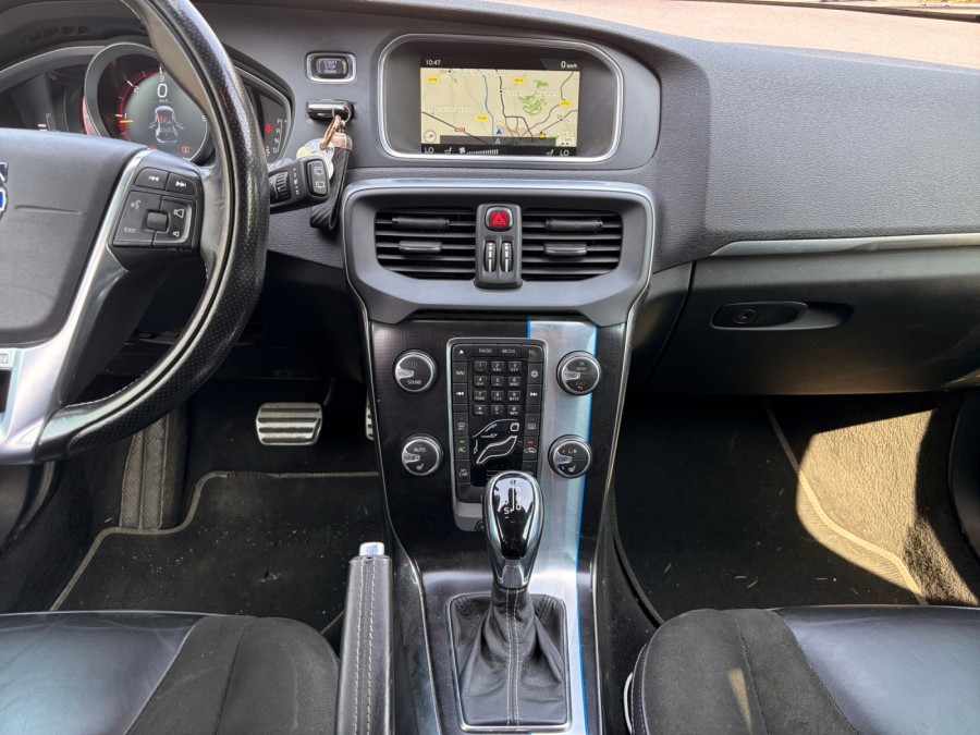 VOLVO d'occasion V40 BERLINE BICORPS TROIS OU CINQ PORTES D4 190