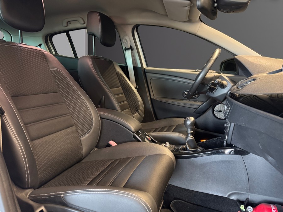 RENAULT d'occasion MEGANE III BERLINE BICORPS TROIS OU CINQ PORTES