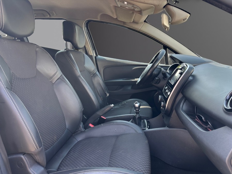 RENAULT d'occasion CLIO IV ESTATE 1.2 TCE 120 INTENS de 2017 Salon de