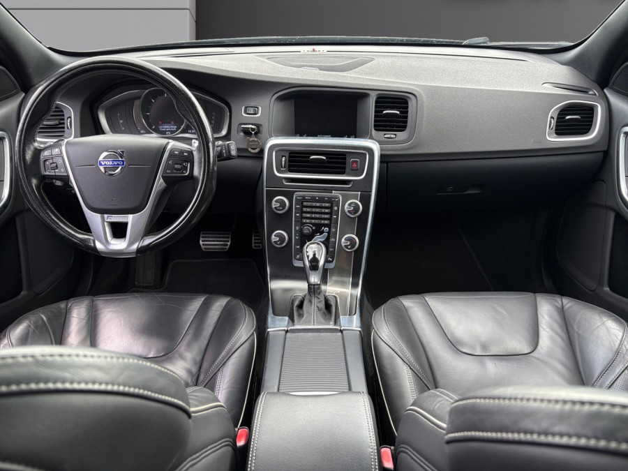 VOLVO d'occasion V60 2 D5 225 MOMENTUM GEARTRONIC AUTO de 2015