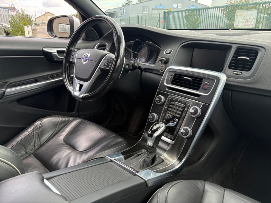 VOLVO d'occasion V60 2 D5 225 MOMENTUM GEARTRONIC AUTO de 2015