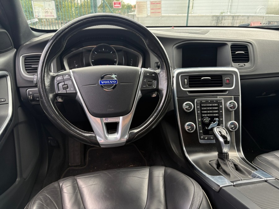 VOLVO d'occasion V60 2 D5 225 MOMENTUM GEARTRONIC AUTO de 2015